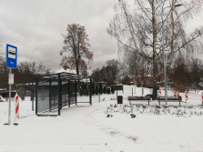 Tūjā uzstādīta autobusa pietura