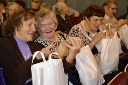 „Limbažu fonds” vientuļos seniorus aicina uz izrādi un dāvā Lieldienu paciņas