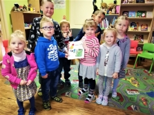 Svētciema bibliotēkā bērni iepazīst Krāsu mošķi