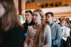 Atstāt bērnu vienu internetā ir līdzvērtīgi pamešanai nepazīstamā pilsētā