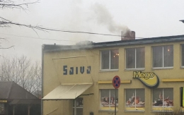 Par dūmiem pie veikala Mego