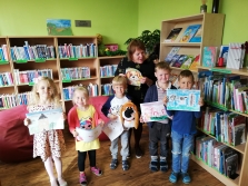 Svētciema bibliotēkā bērni iepazīst dārzus un dzīvniekus lauku sētās.