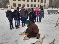 Ainažu skolēni izmēģina sniega kurpes